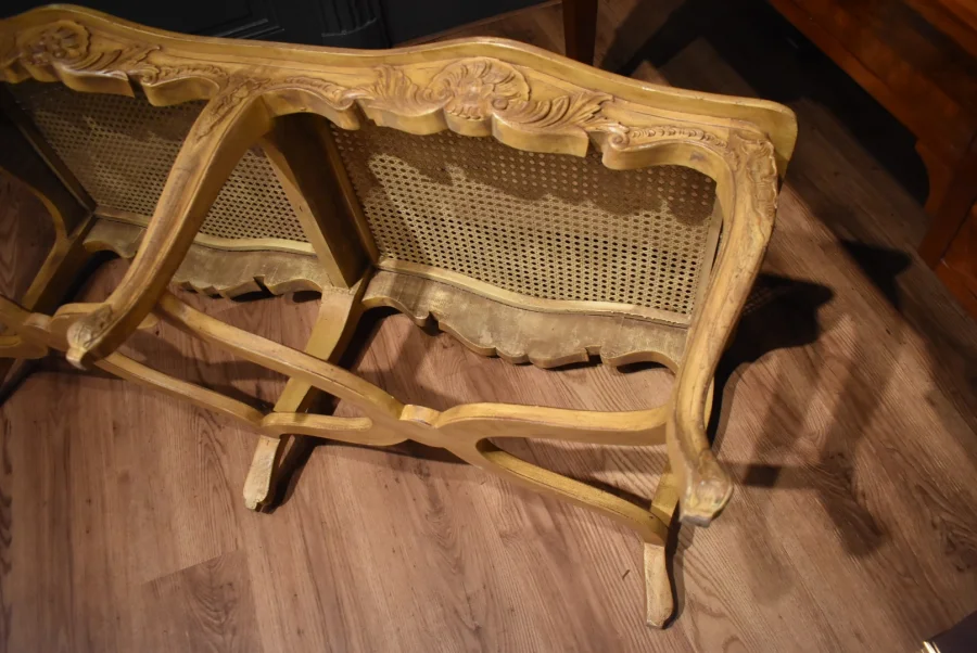 Grande banquette cannée de style Louis XV