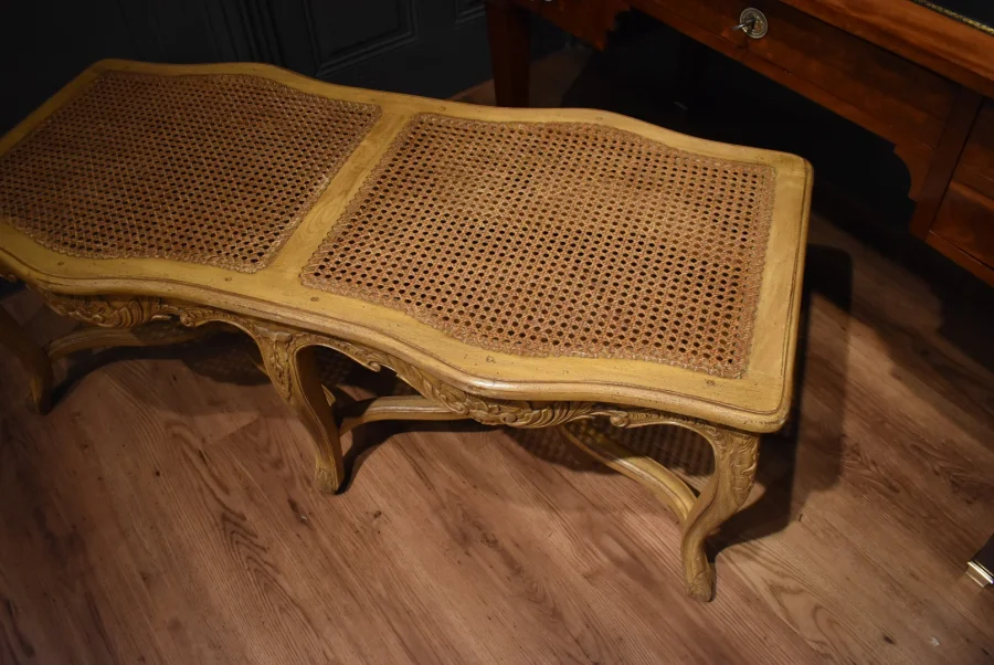Grande banquette cannée de style Louis XV