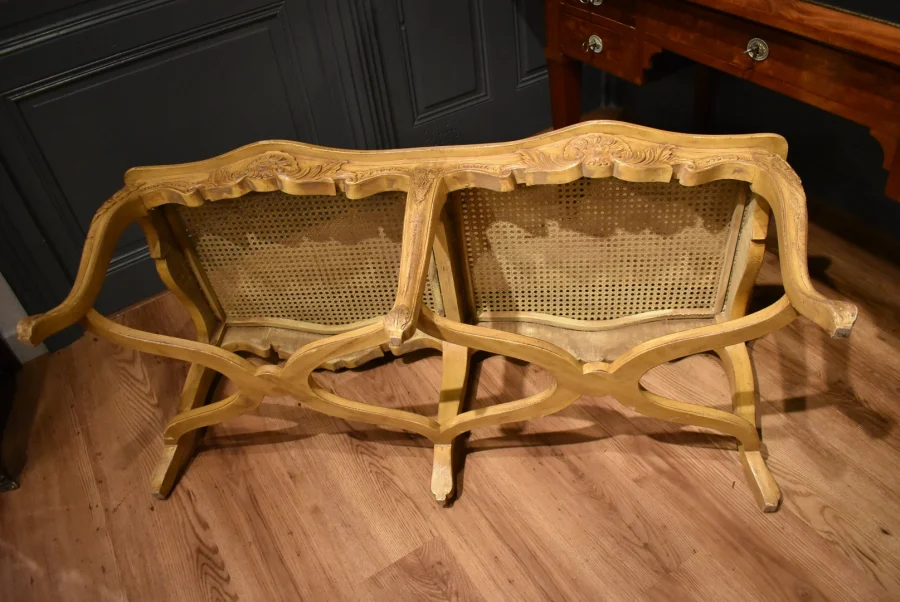 Grande banquette cannée de style Louis XV