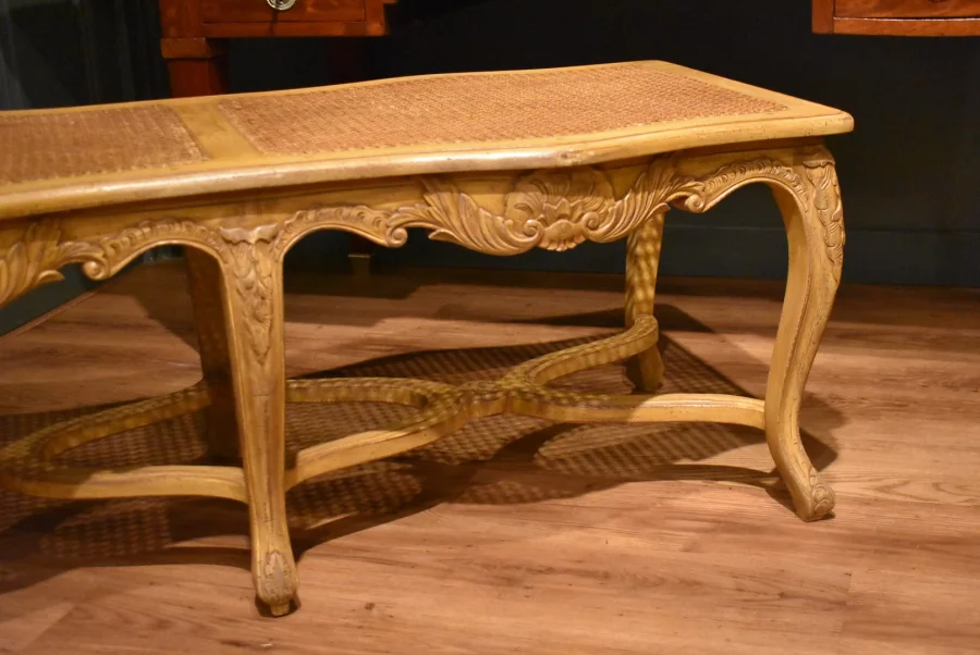 Grande banquette cannée de style Louis XV