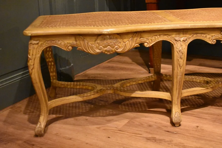 Grande banquette cannée de style Louis XV