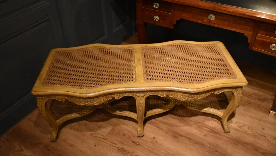 Grande banquette cannée de style Louis XV