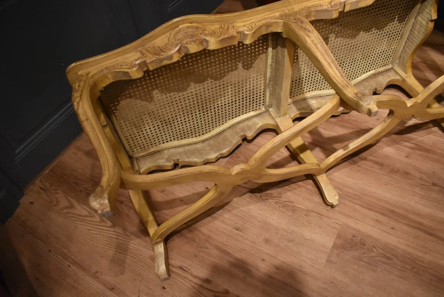Grande banquette cannée de style Louis XV