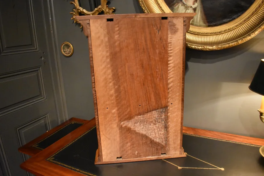 Armoire miniature en noyer
