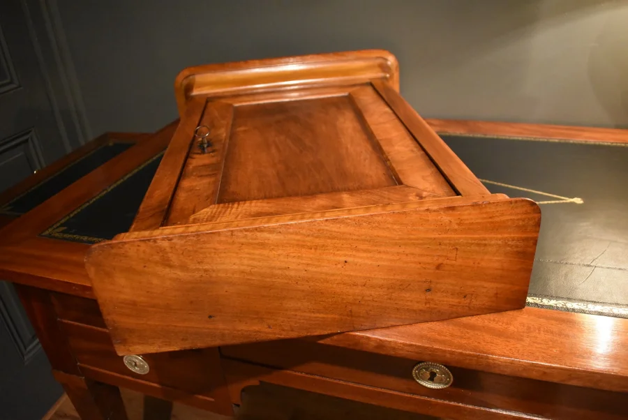 Armoire miniature en noyer