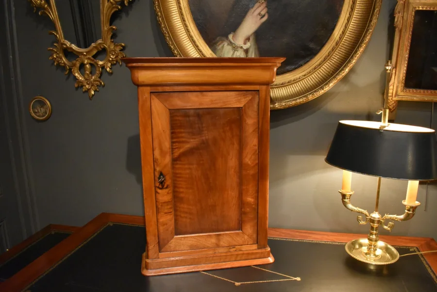 Armoire miniature en noyer