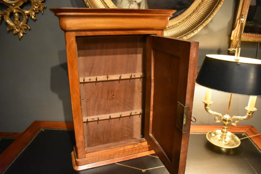 Armoire miniature en noyer