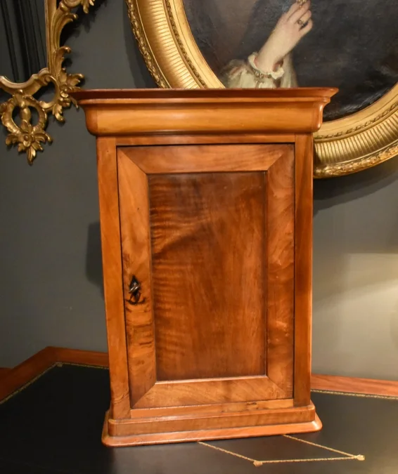 Armoire miniature en noyer