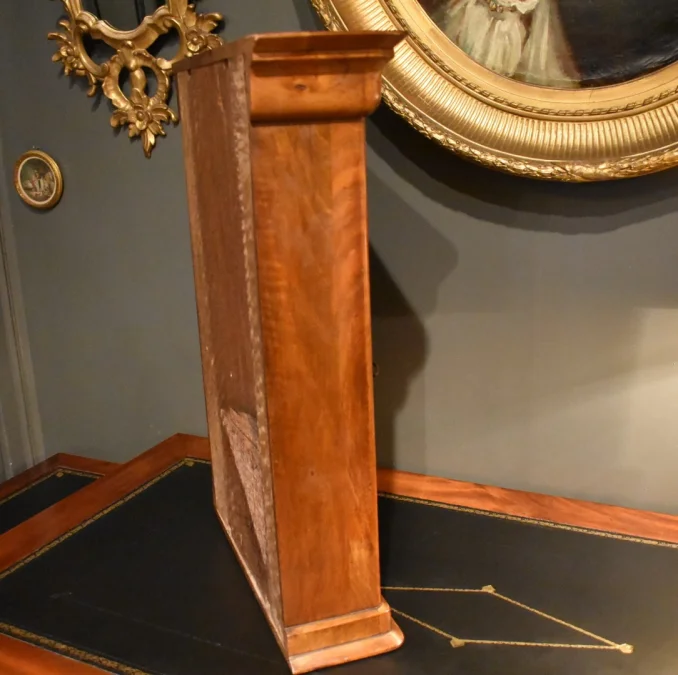 Armoire miniature en noyer