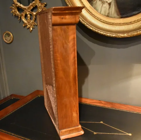 Armoire miniature en  noyer