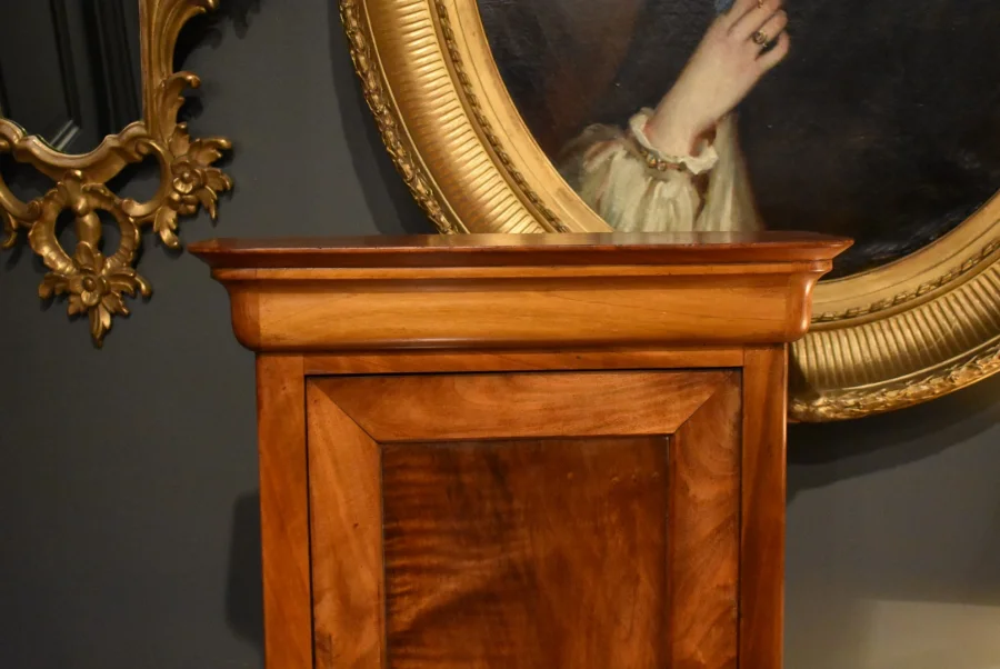 Armoire miniature en noyer