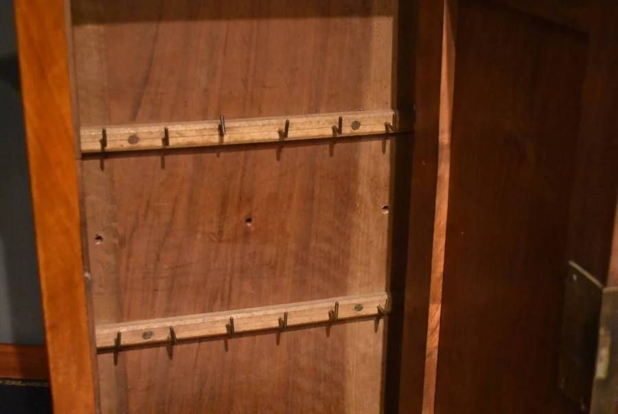 Armoire miniature en noyer