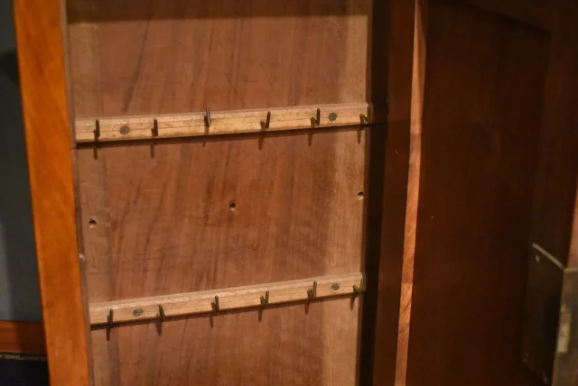 Armoire miniature en  noyer