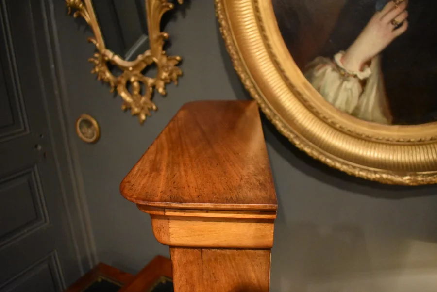 Armoire miniature en noyer