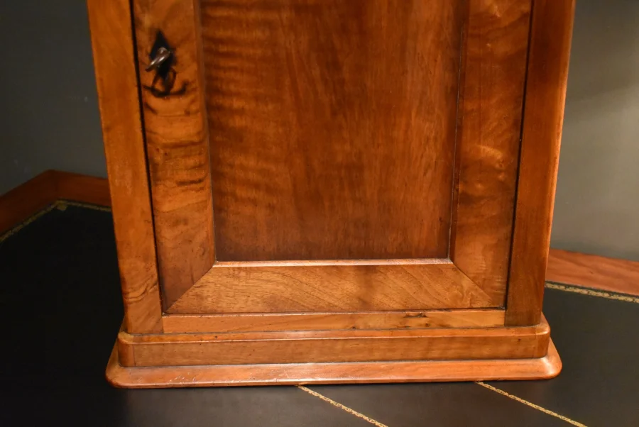 Armoire miniature en noyer