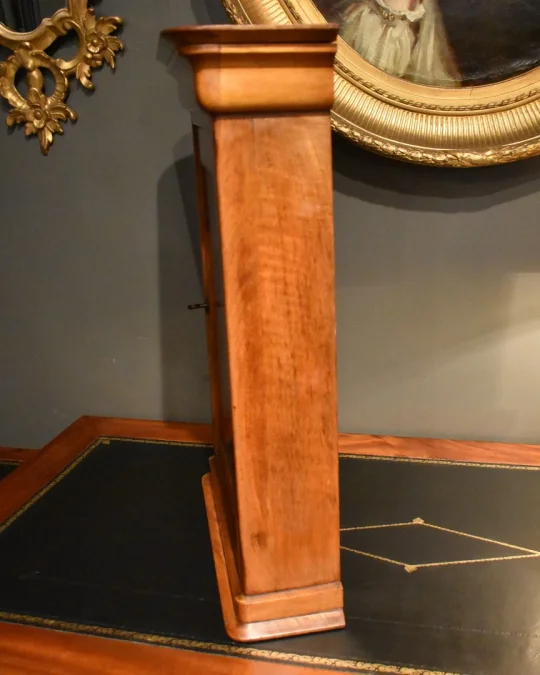 Armoire miniature en noyer