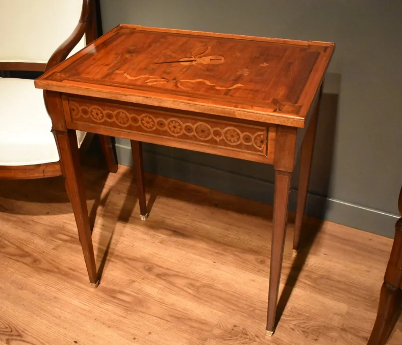 Table à écrire en marqueterie