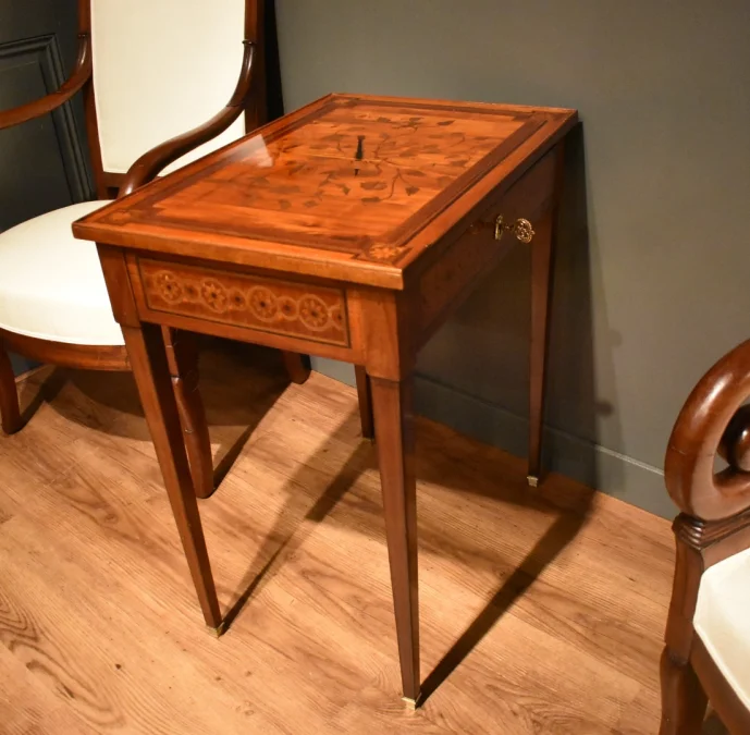 Table à écrire en marqueterie