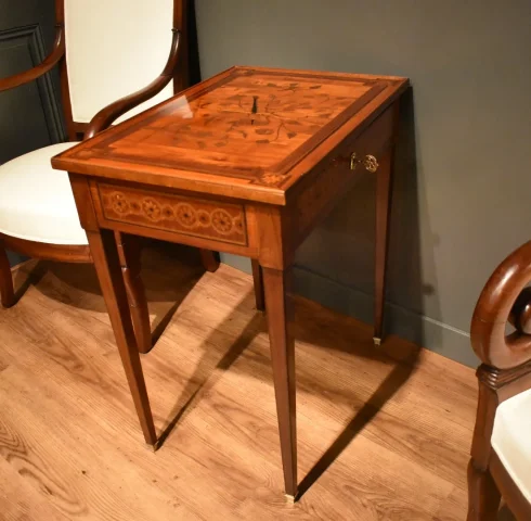 Table à écrire en marqueterie