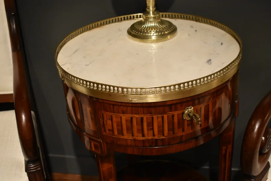 Table ronde en marqueterie de style Louis XVI