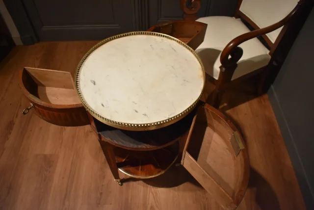 Table ronde en marqueterie de style Louis XVI