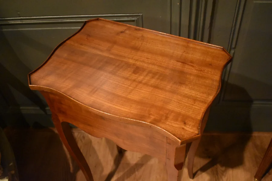 Table d'appoint de style Louis XV