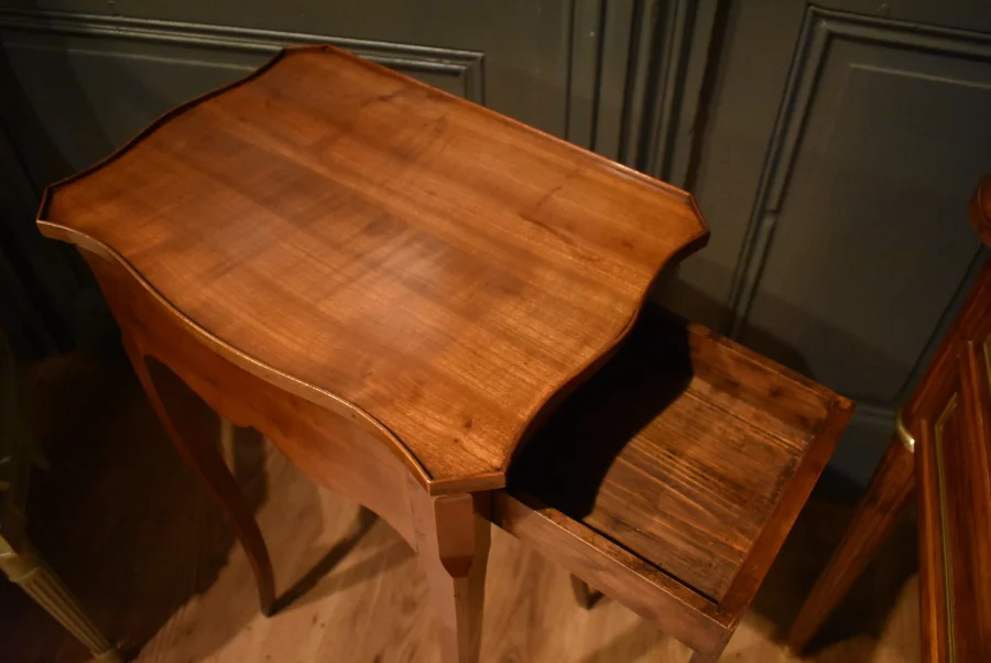 Table d'appoint de style Louis XV