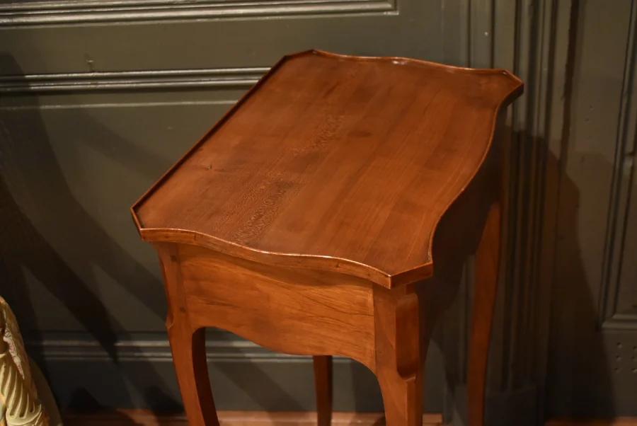 Table d'appoint de style Louis XV