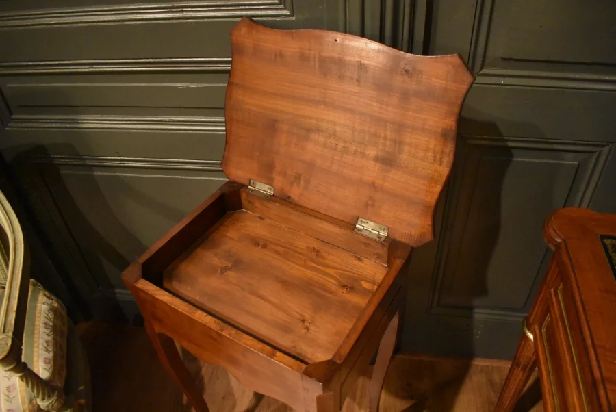 Table d'appoint de style Louis XV