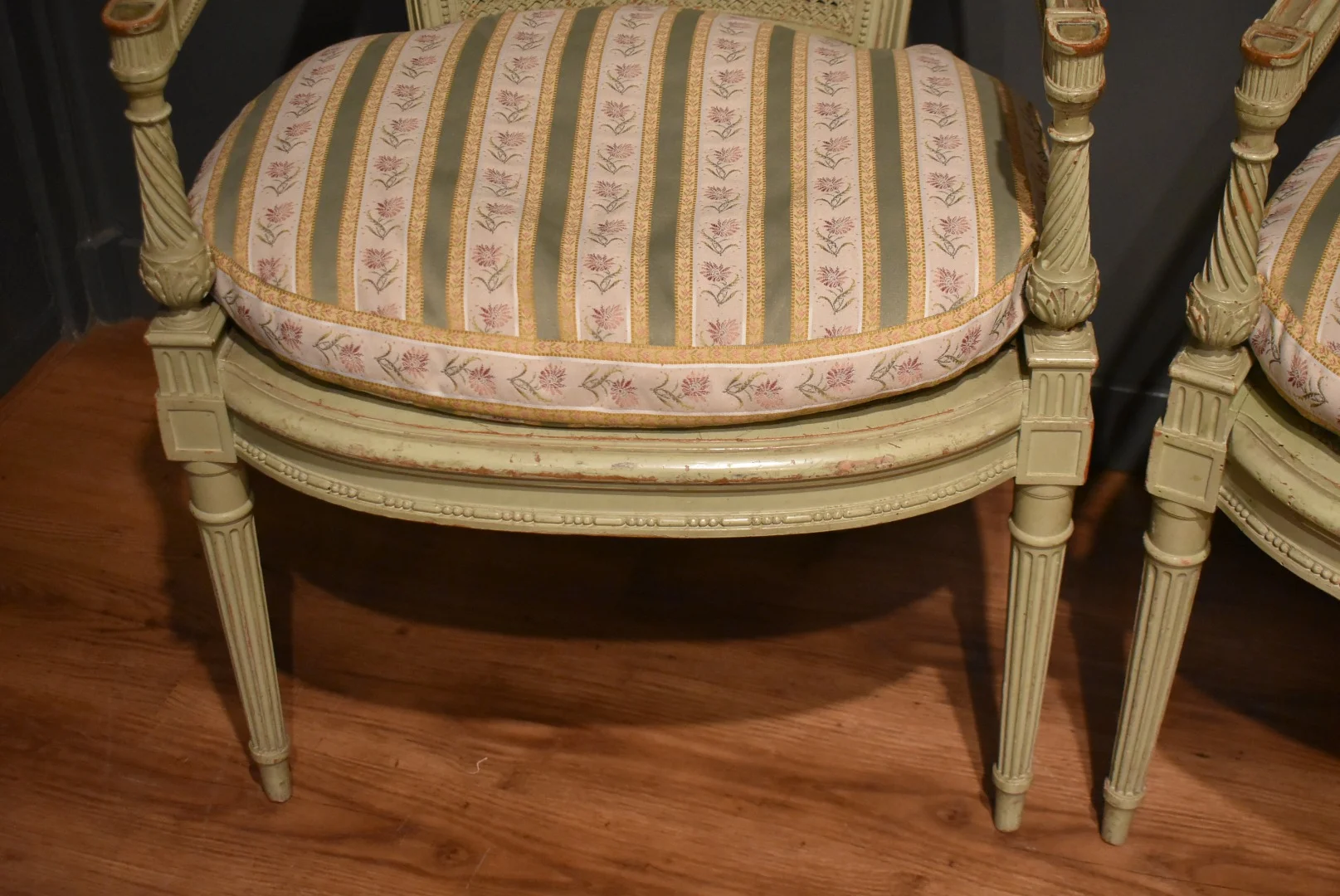 Paire de fauteuils de style Directoire