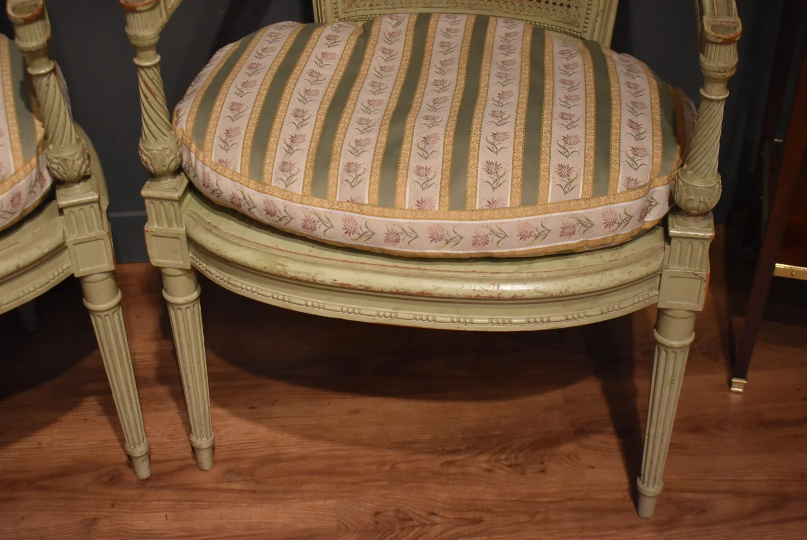 Paire de fauteuils de style Directoire