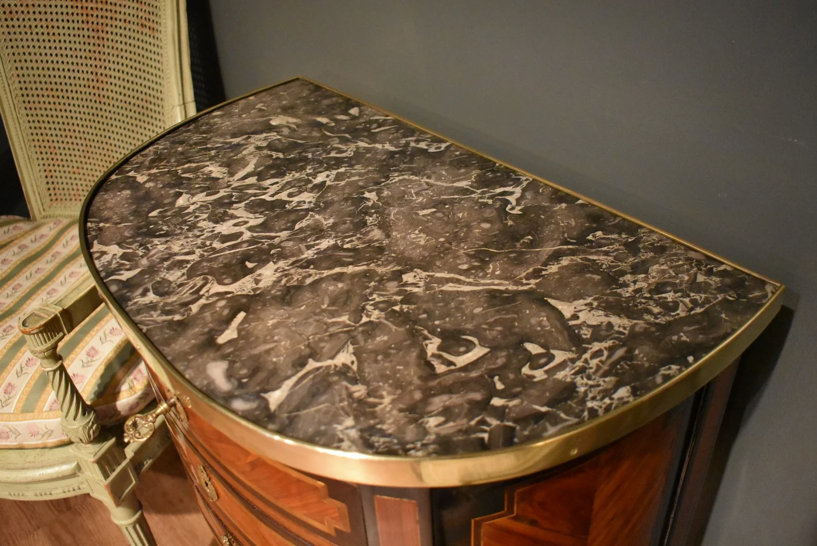 Petite commode Louis XVI estampillée Pierre Antoine VEAUX