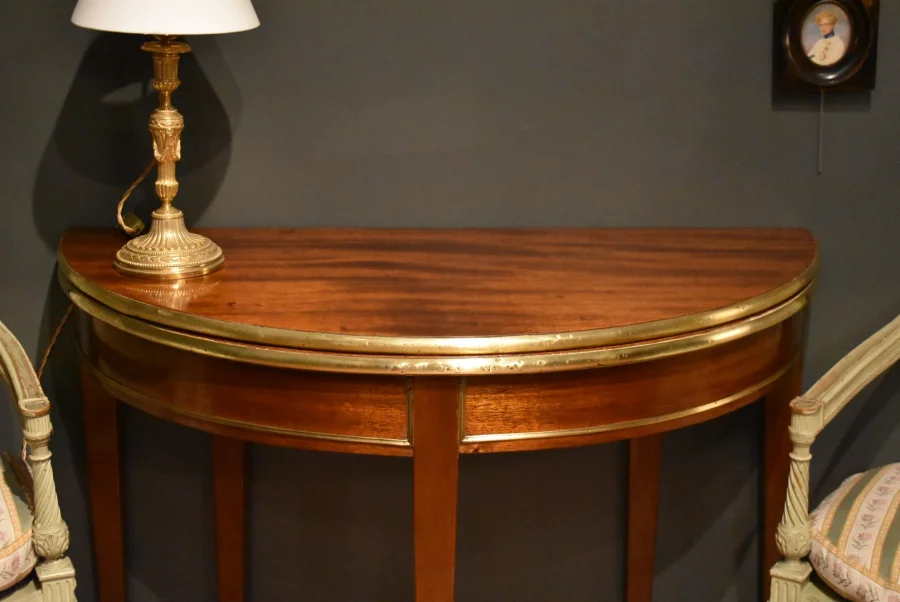 Table demi lune de style Louis XVI