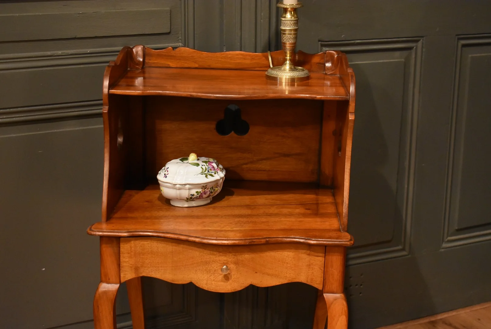 Chevet de style Louis XV en noyer