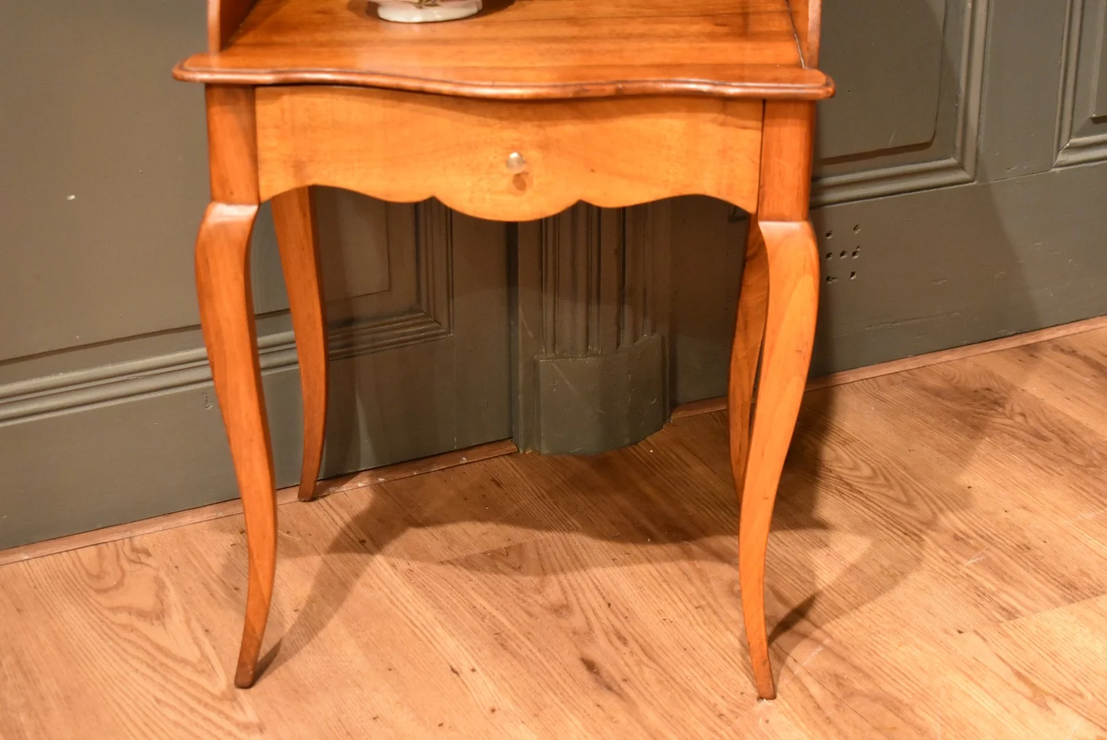 Chevet de style Louis XV en noyer