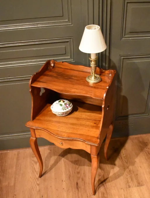 Chevet de style Louis XV en noyer