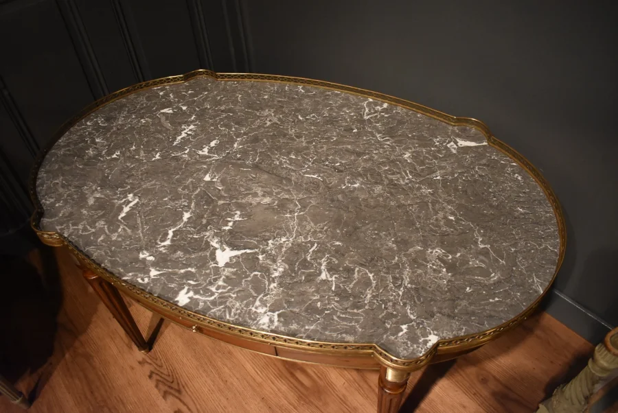 Grande table basse de style Louis XVI