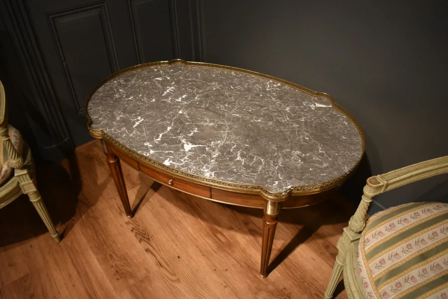 Grande table basse de style Louis XVI