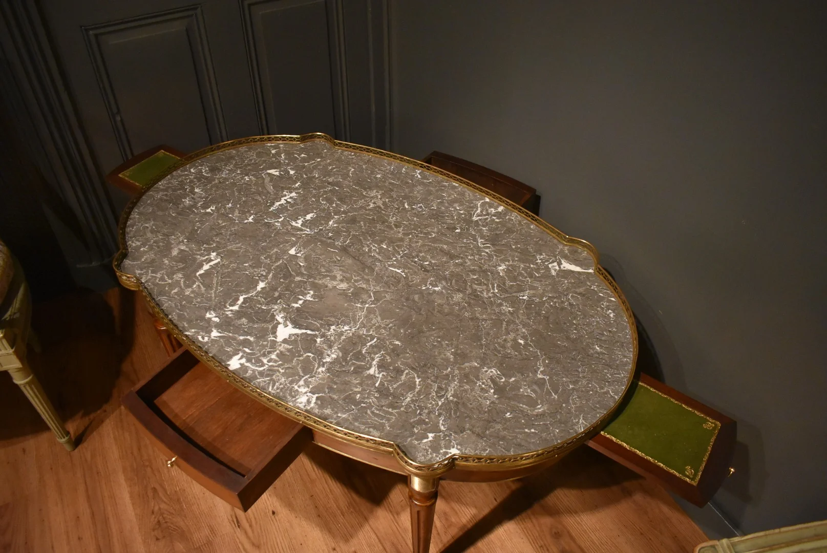 Grande table basse de style Louis XVI