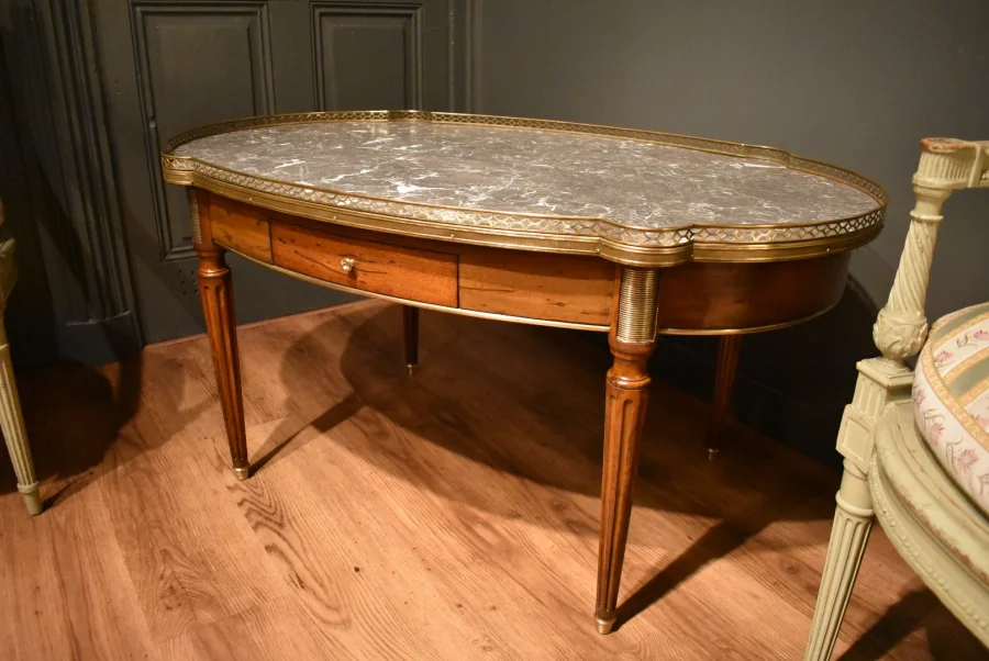 Grande table basse de style Louis XVI