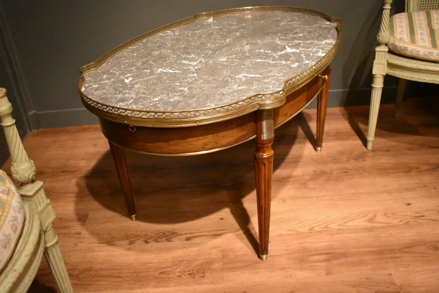Grande table basse de style Louis XVI