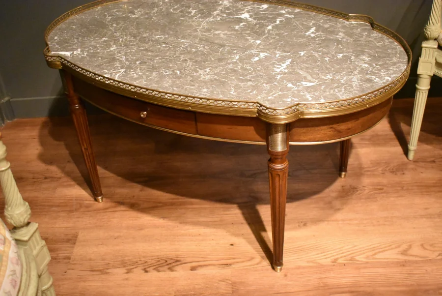 Grande table basse de style Louis XVI
