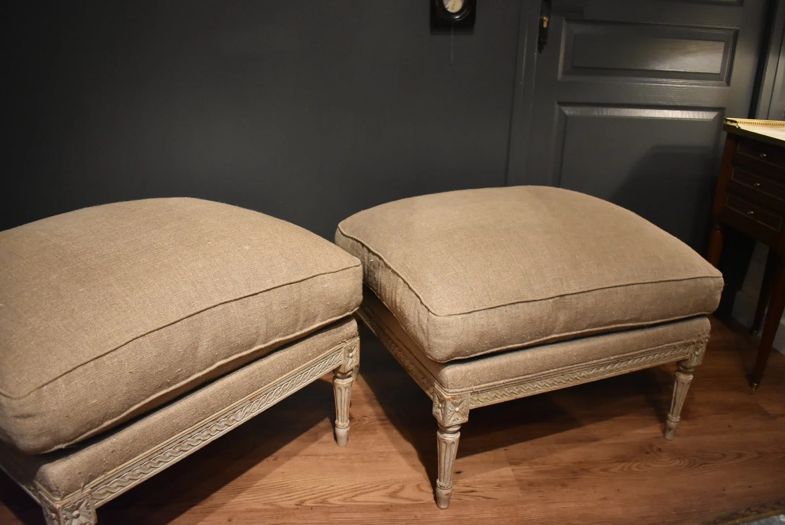 Deux tabourets de style Louis XVI