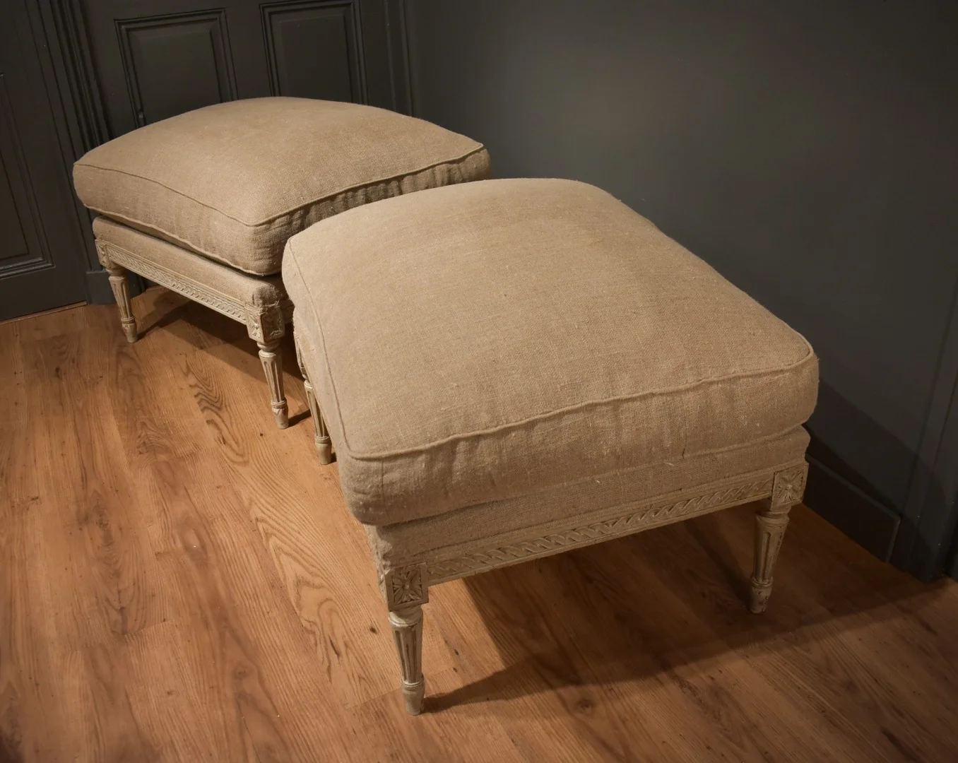 Deux tabourets de style Louis XVI