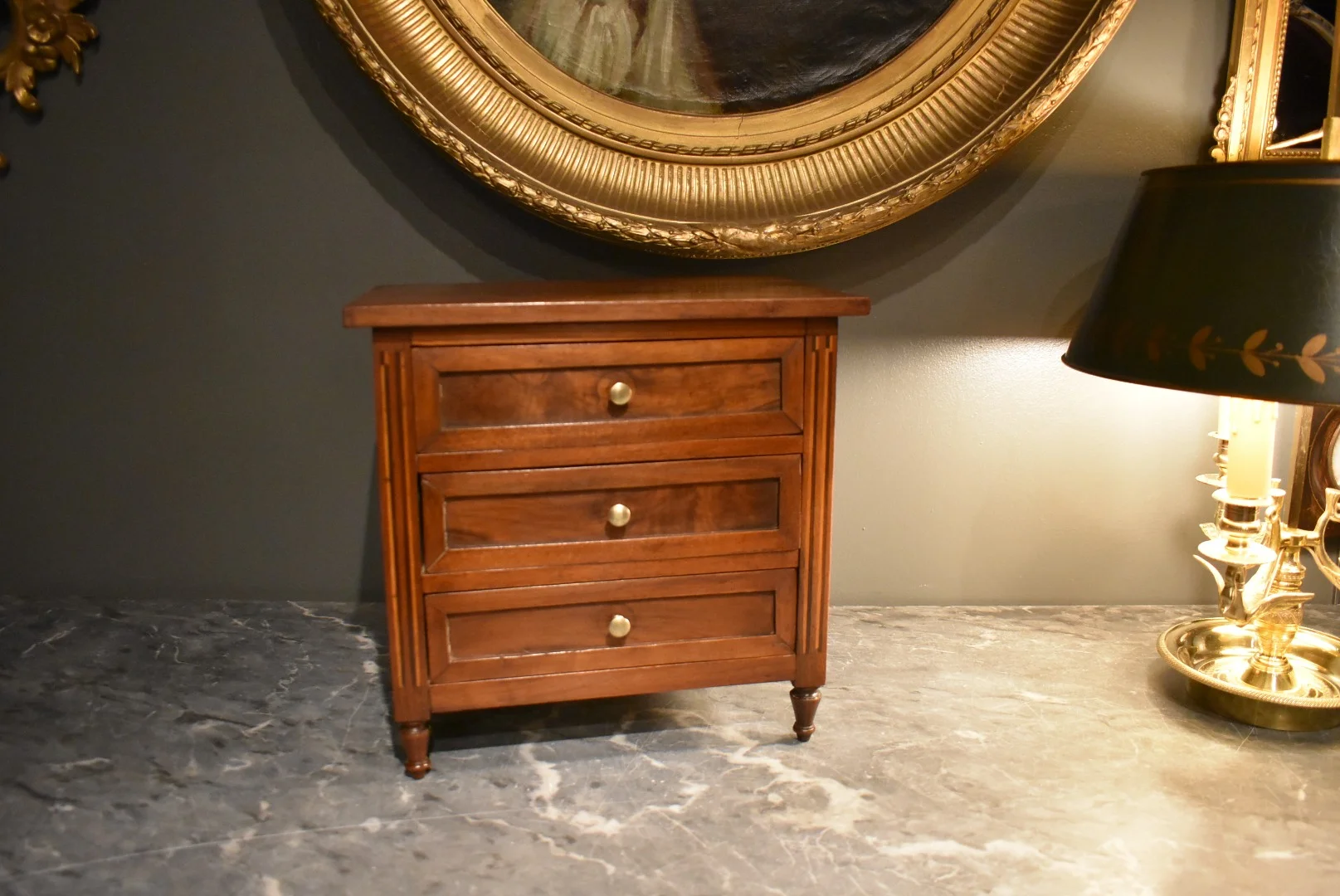 MINI-KOMMODE IM STIL LOUIS XVI