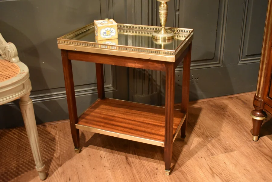 Petite table d'appoint de style Louis XVI