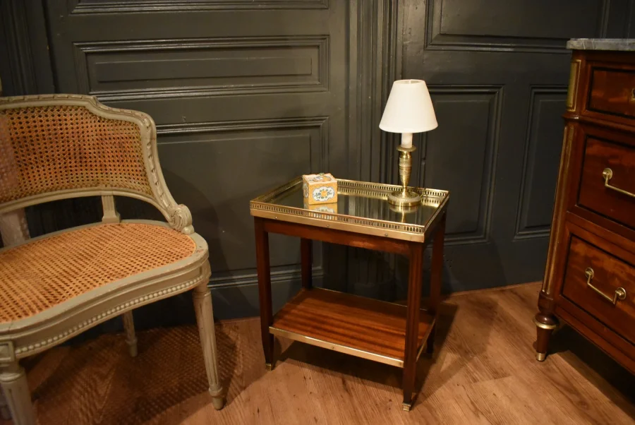 Petite table d'appoint de style Louis XVI
