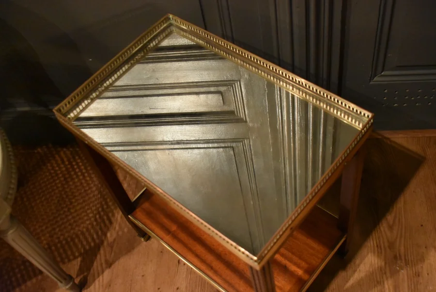Petite table d'appoint de style Louis XVI