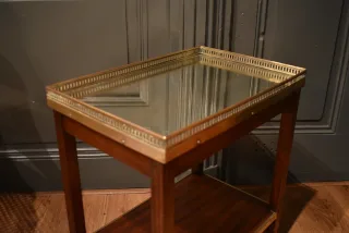 Petite table d'appoint de style Louis XVI