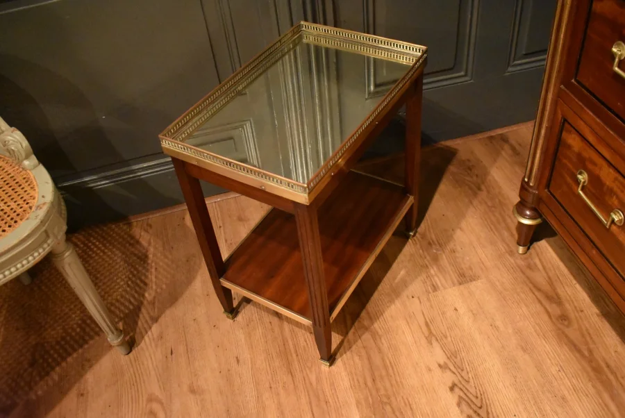 Petite table d'appoint de style Louis XVI